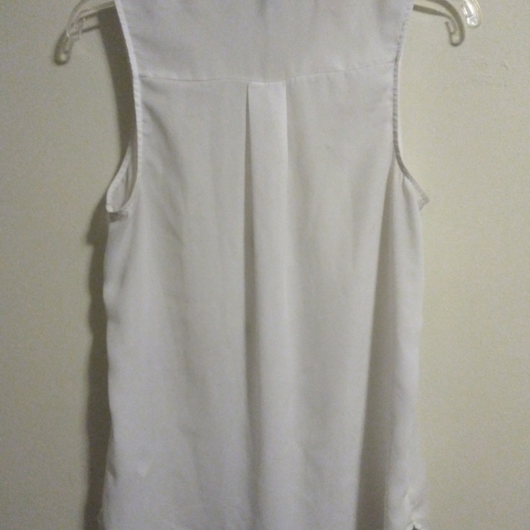 Sleeveless Button Down | Divided - Picture 2 of 3